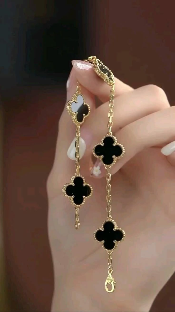 Elegant Leaf Bracelet – Nature-Inspired Minimal Charm