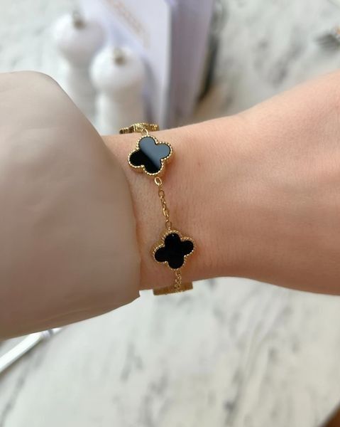 Elegant Leaf Bracelet – Nature-Inspired Minimal Charm