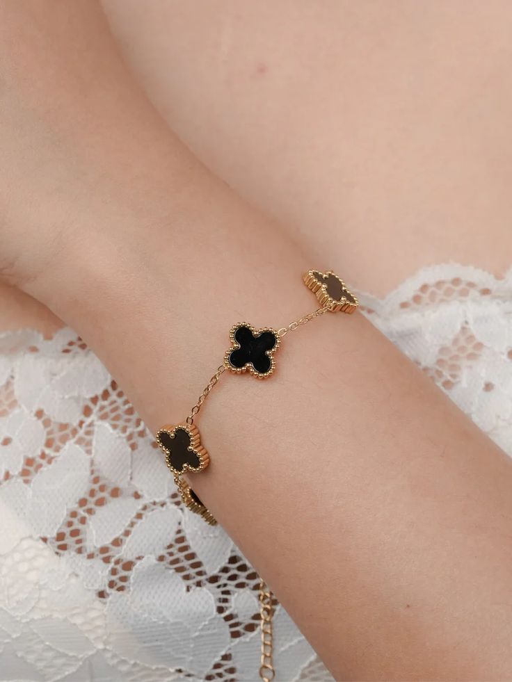Elegant Leaf Bracelet – Nature-Inspired Minimal Charm