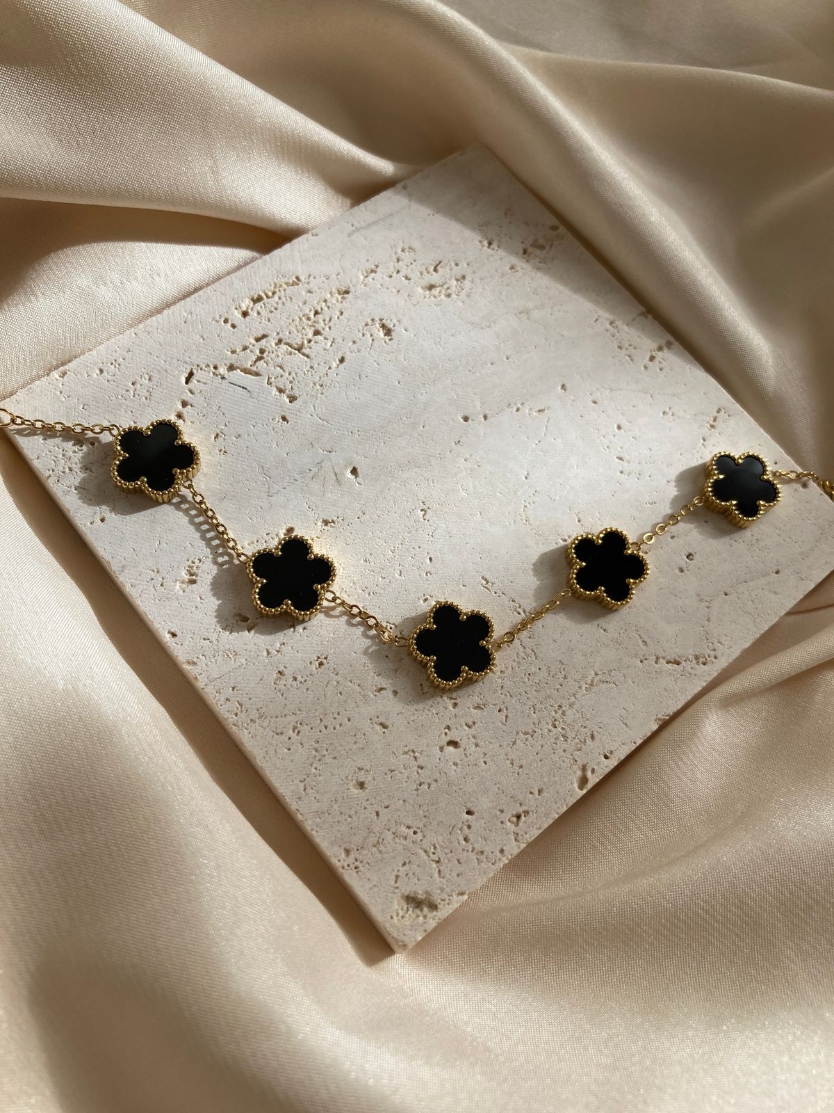 Elegant Leaf Bracelet – Nature-Inspired Minimal Charm