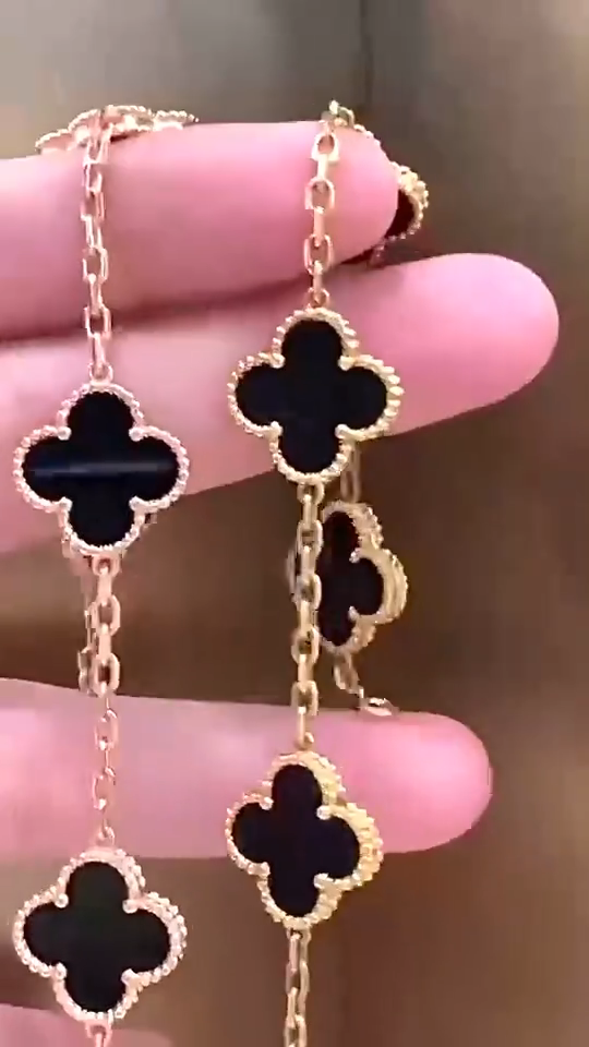 Elegant Leaf Bracelet – Nature-Inspired Minimal Charm